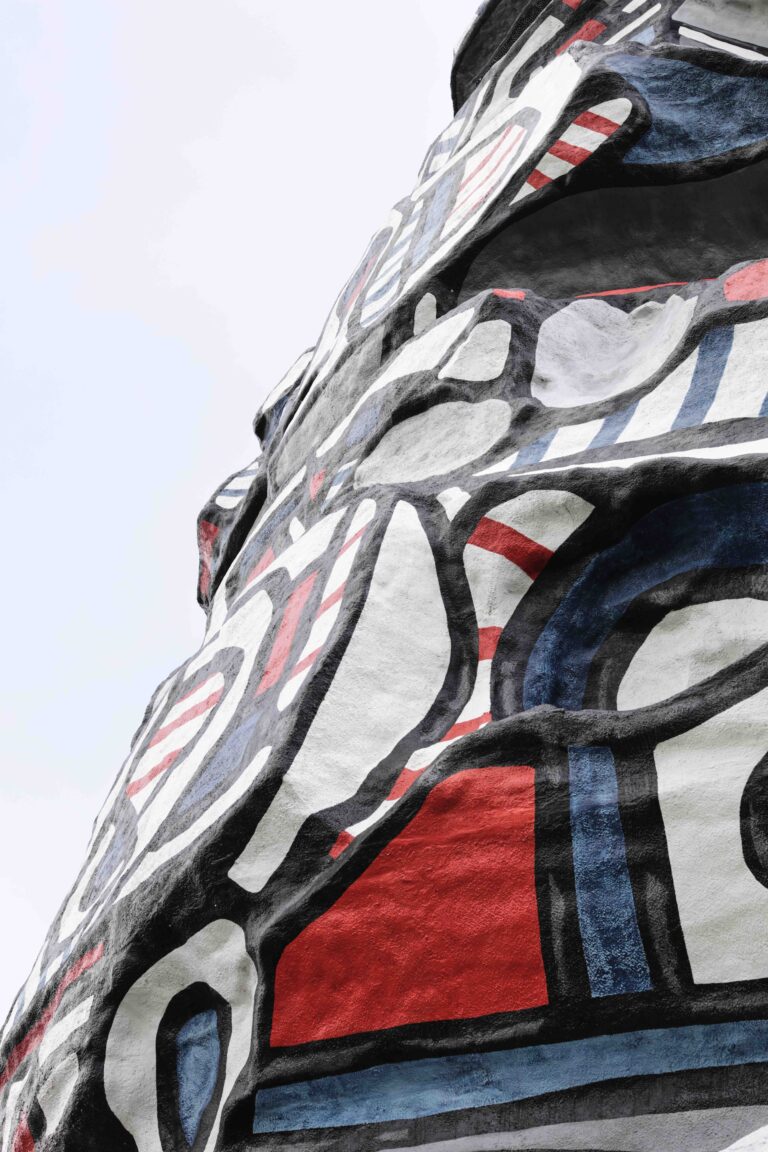La Tour aux Figures de Jean Dubuffet au parc de l'Île Saint-Germain