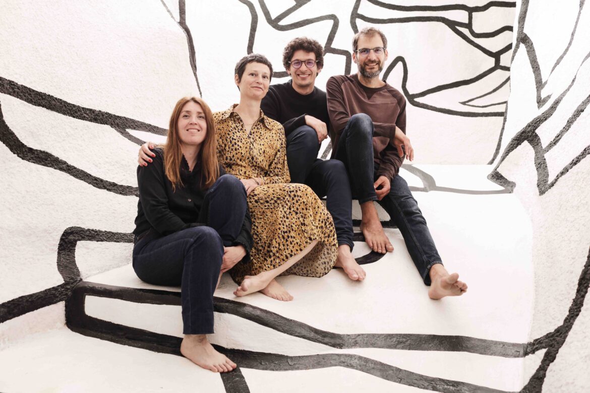 L&rsquo;équipe du projet souriante dans le Gastrovolve, intérieur de la Tour aux Figures de Jean Dubuffet